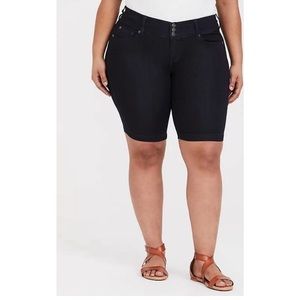 Torrid Jegging Bermuda Short Dark Wash Size 18